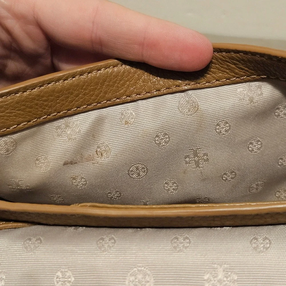 Tory Burch Amanda Tan Pebbled Leather Crossbody Bag Clutch Gold Logo